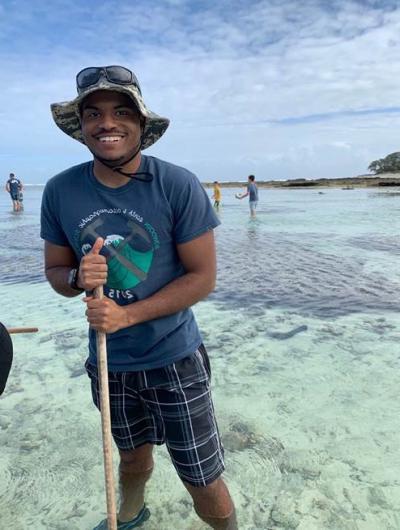 Isaiah 博尔登 at the Great Barrier Reef